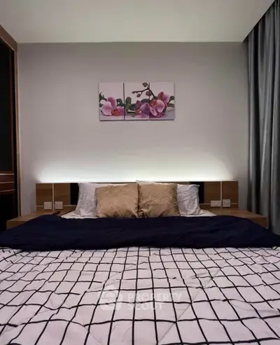 Modern bedroom with stylish decor and cozy bedding in a contemporary apartment.