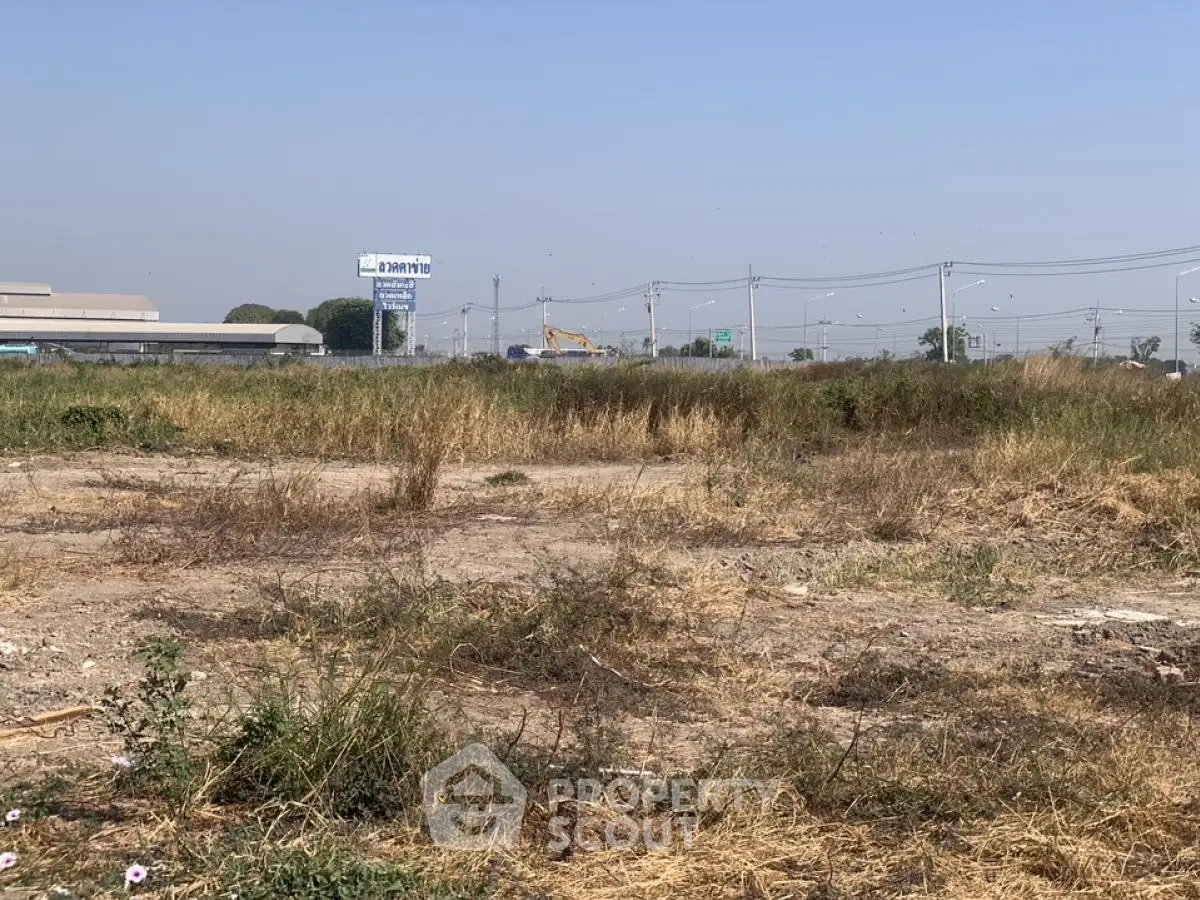 Expansive vacant land with development potential in a prime location, ideal for investment opportunities.