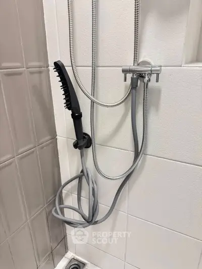 Modern bathroom shower with sleek fixtures and tiled walls, perfect for a contemporary home.
