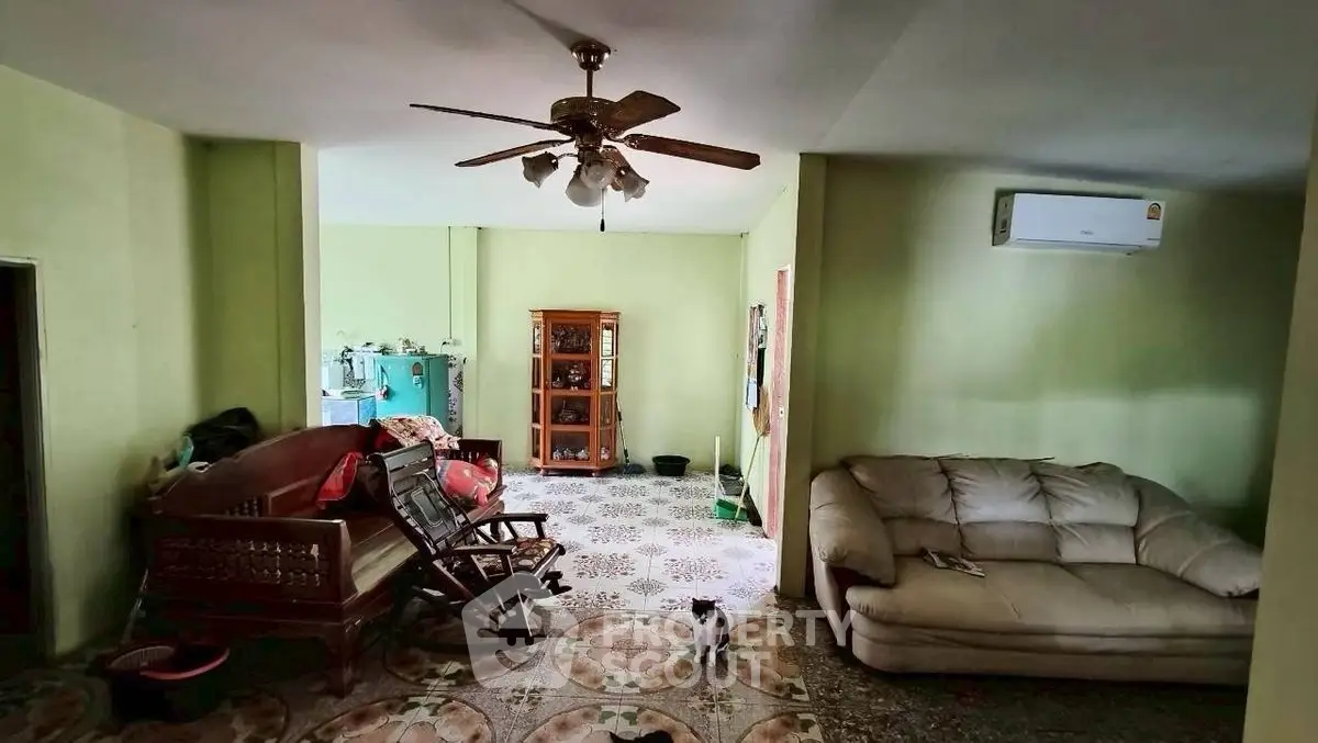 Spacious living room with vintage furniture and air conditioning