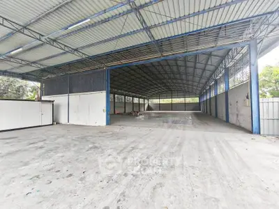 Spacious industrial warehouse with high ceilings and open layout, ideal for storage or manufacturing.