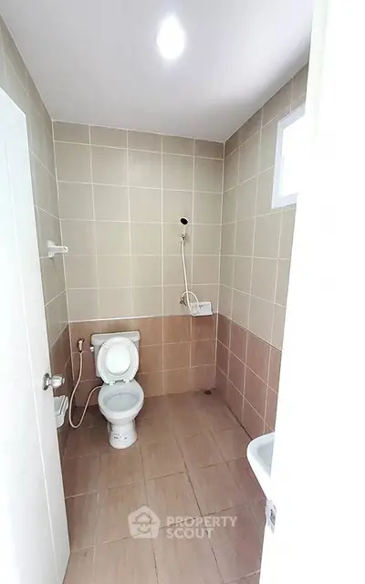 Spacious bathroom with modern fixtures and neutral tiles