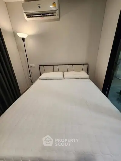 Cozy bedroom with double bed and air conditioning, ideal for restful nights.