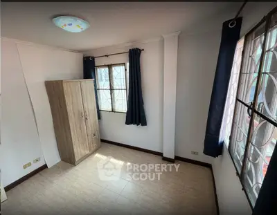 Spacious empty room with natural light and wardrobe, ideal for customization.