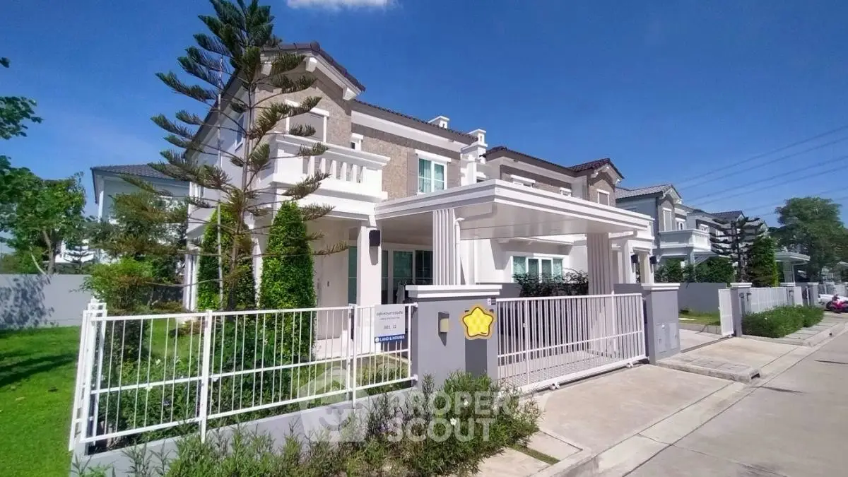 Luxurious modern house with spacious garden and elegant facade in a serene neighborhood.