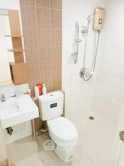 Modern bathroom with shower and sleek fixtures in a contemporary apartment.