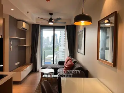 Modern living room with city view, featuring stylish furniture and elegant lighting.