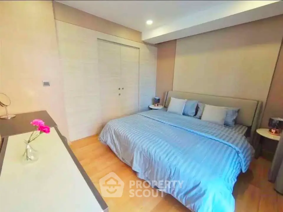 Spacious bedroom with modern decor and cozy ambiance, featuring a comfortable bed and stylish furnishings.