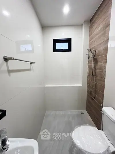 Modern bathroom with sleek design and wooden accent wall