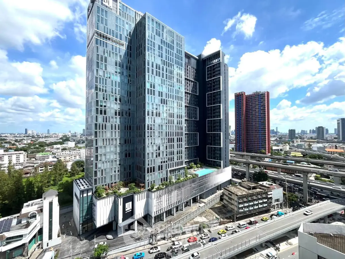 Stunning modern high-rise building with pool and city views, perfect for urban living.