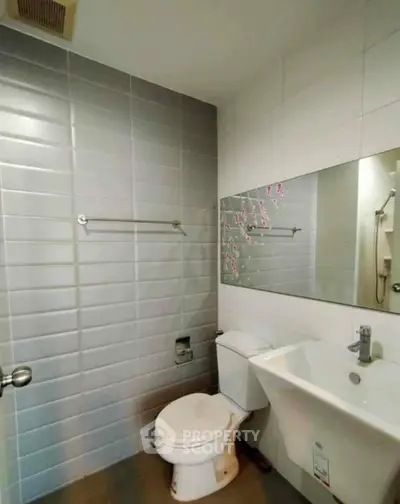 Modern bathroom with sleek tile design and contemporary fixtures