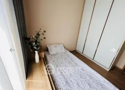 Cozy minimalist bedroom with floor mattress and built-in wardrobe, perfect for modern living.