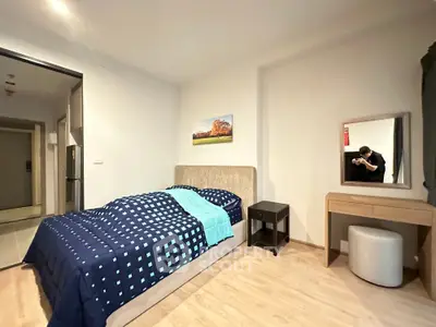 Modern bedroom with stylish decor and comfortable bedding in a contemporary apartment.