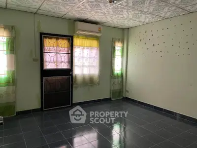 Spacious room with tiled floor and air conditioning, ideal for customization.