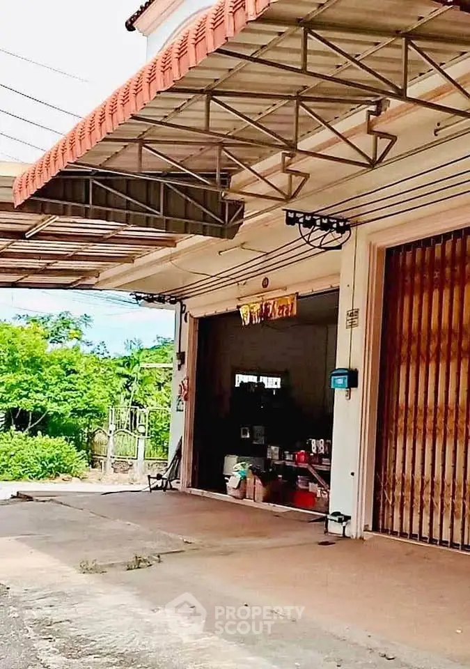 Charming commercial property with spacious outdoor area and secure entrance, ideal for business opportunities.