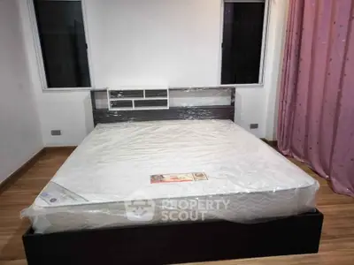 Spacious bedroom with new mattress and modern design, perfect for comfort and relaxation.