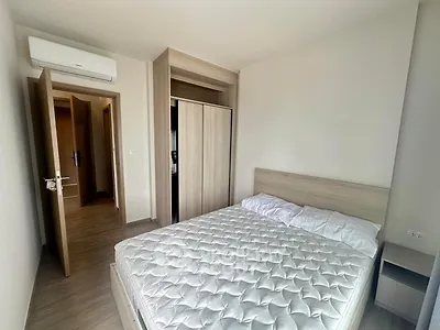 Modern bedroom with minimalist design and built-in wardrobe in a cozy apartment.