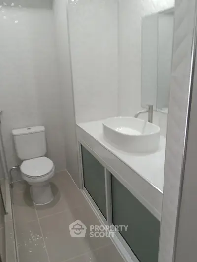 Modern bathroom with sleek white fixtures and elegant design
