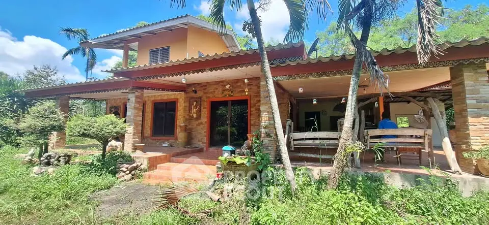 Charming rustic house with lush garden and spacious porch, perfect for nature lovers seeking tranquility.