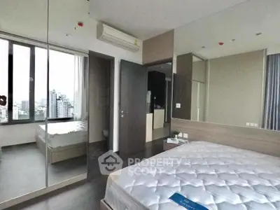 Modern bedroom with city view, mirrored closet, and air conditioning in a high-rise apartment.
