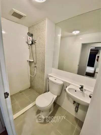 Modern bathroom with shower and sleek fixtures in a contemporary apartment.