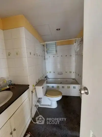 Cozy bathroom with bathtub and modern fixtures in a compact layout.