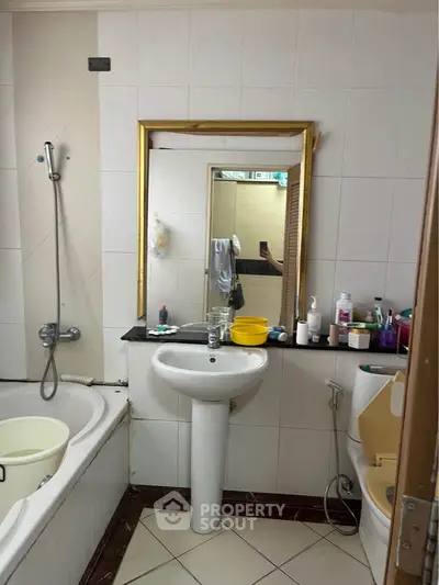Spacious bathroom with bathtub and modern fixtures, ideal for relaxation and comfort.