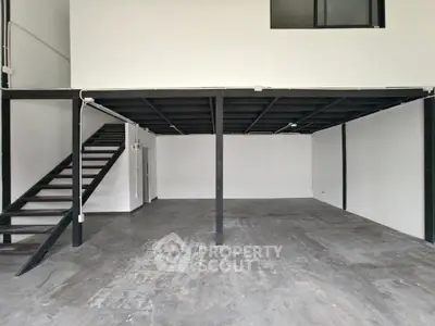 Spacious industrial-style loft with mezzanine and open floor plan, ideal for creative workspace or modern living.