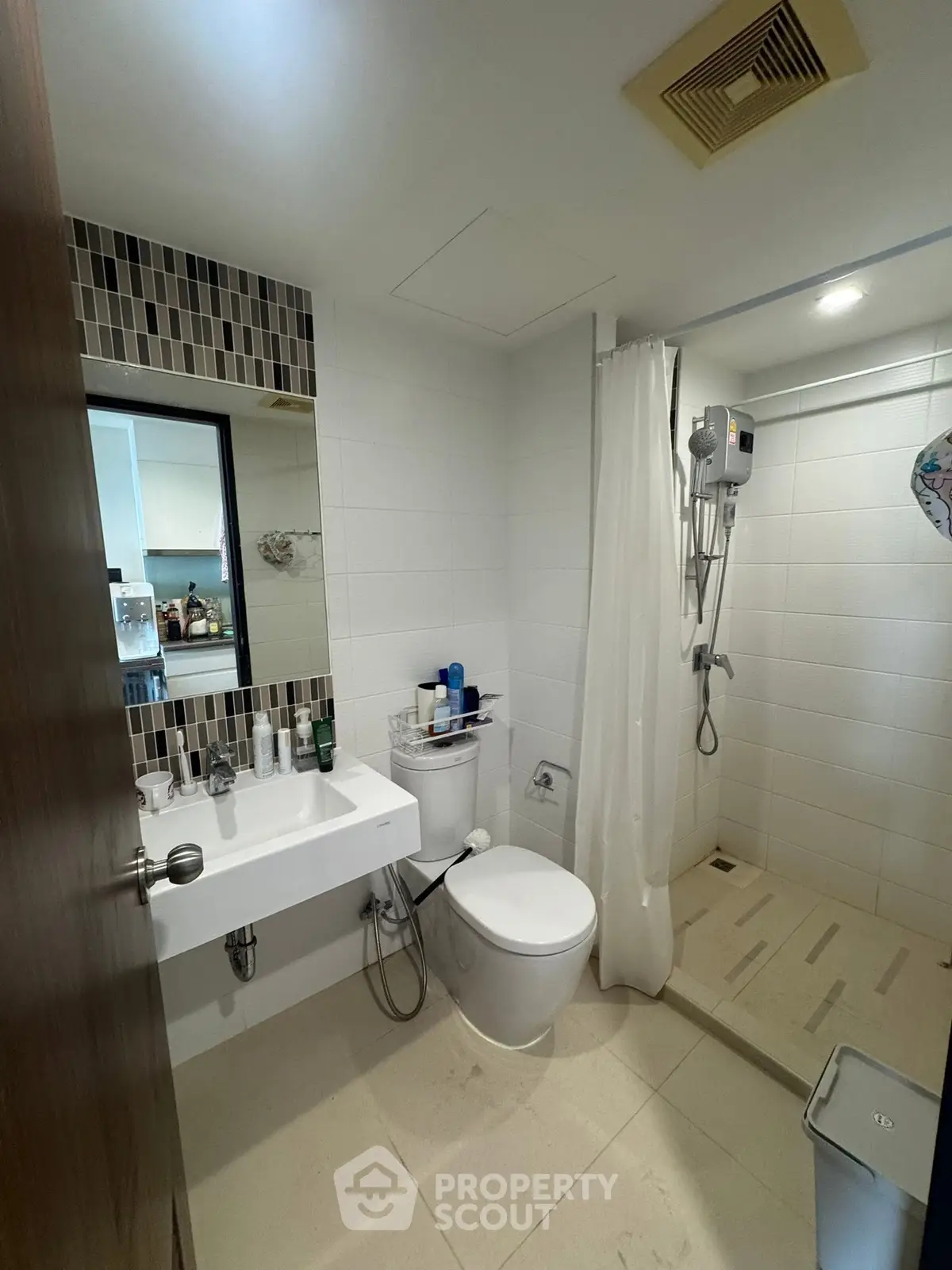 Modern bathroom with shower and sleek fixtures in a contemporary apartment.