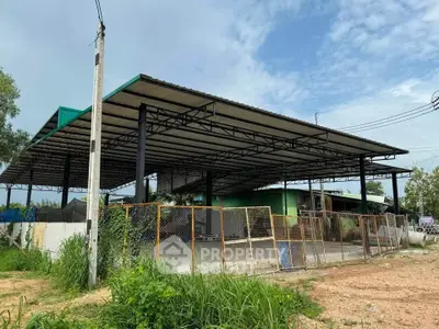 Spacious industrial warehouse with open layout and sturdy metal framework, ideal for storage or manufacturing.