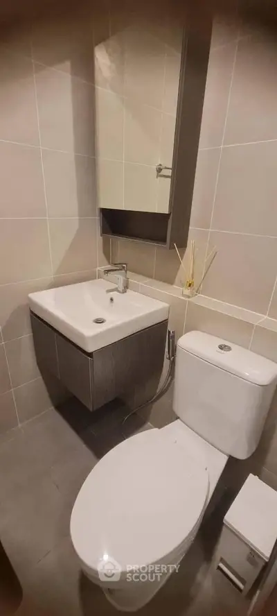Modern bathroom with sleek fixtures and neutral tiles, perfect for a contemporary home.