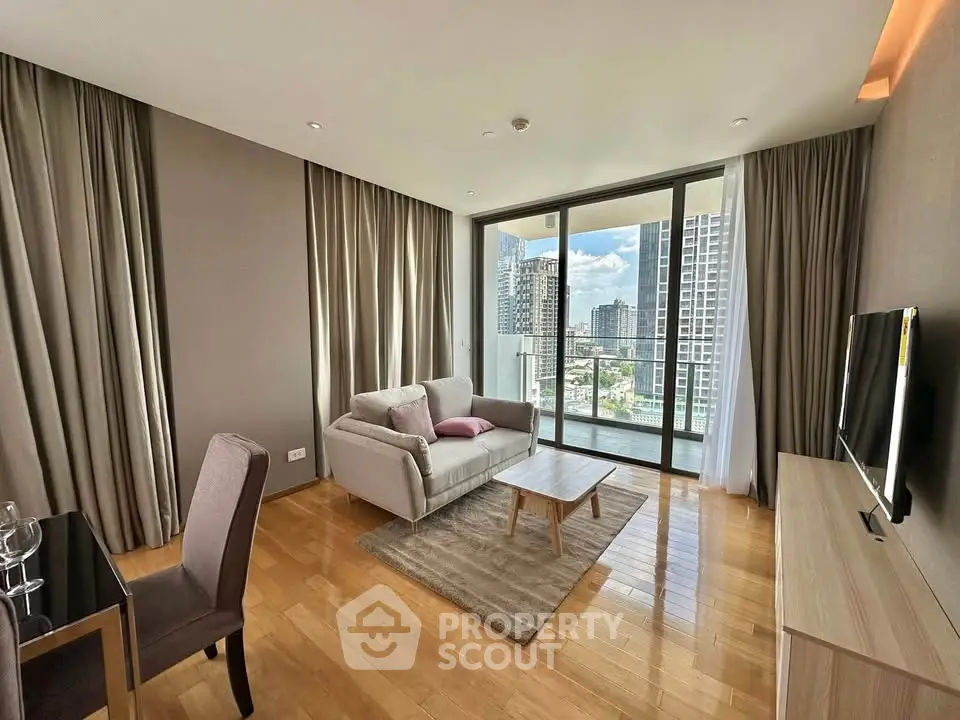 Modern living room with city view, featuring sleek furniture and floor-to-ceiling windows.