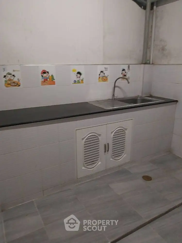 Simple kitchen with tiled backsplash and dual sink setup