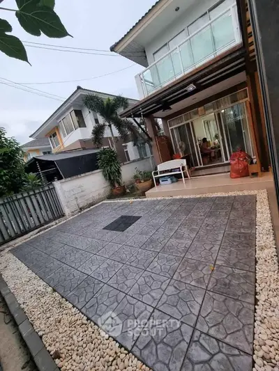 Charming modern house with spacious driveway and lush greenery, perfect for family living.