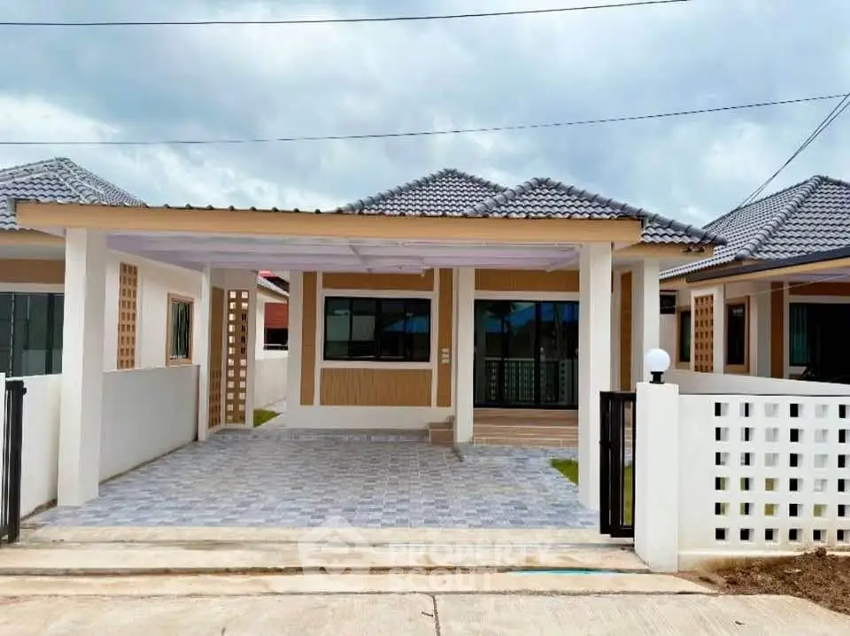 Charming single-story house with modern design and spacious driveway