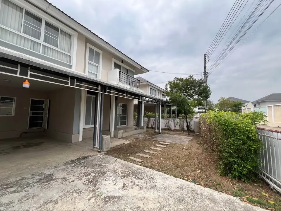 Charming suburban home with spacious driveway and lush greenery