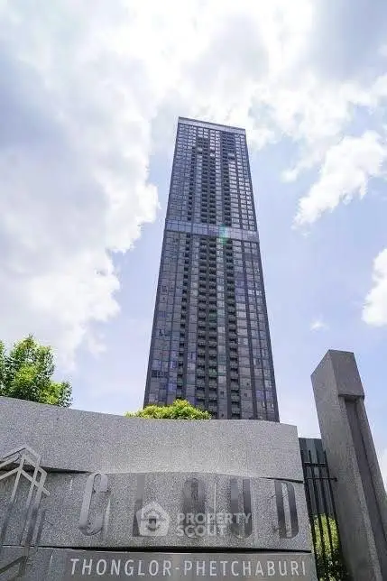 Stunning skyscraper with modern architecture in Thonglor-Phetchaburi area.
