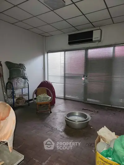 Spacious room with large windows and air conditioning, ideal for versatile use.