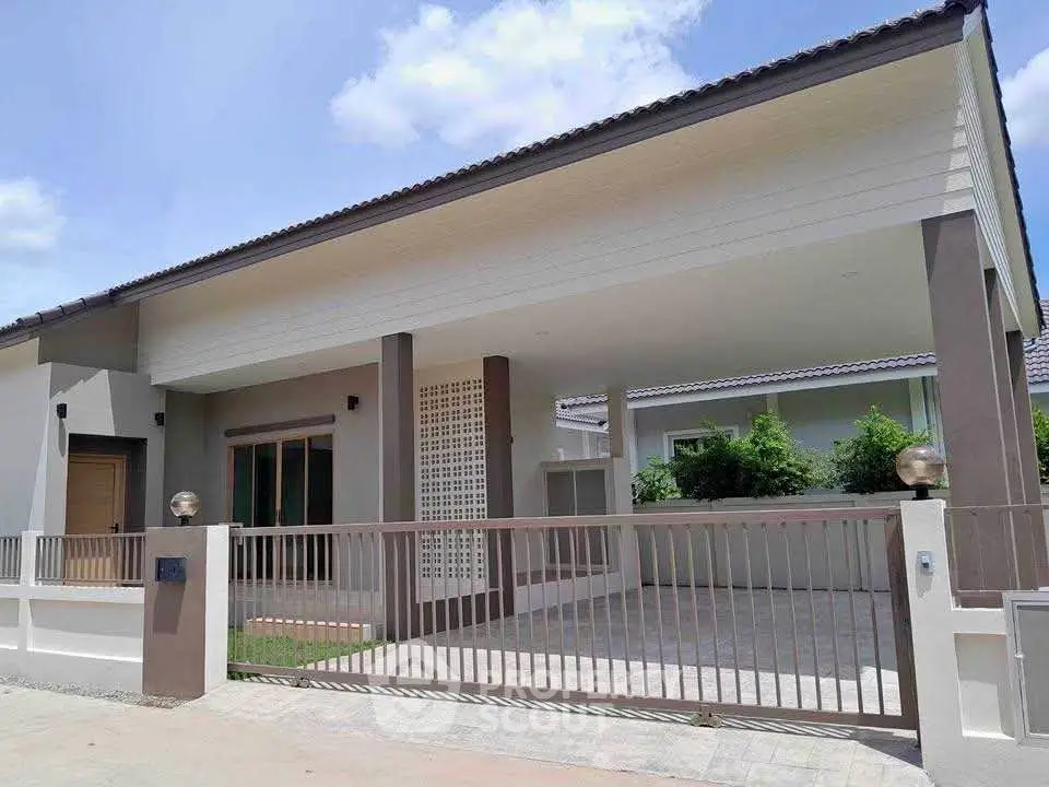 Modern single-story house with spacious carport and sleek design