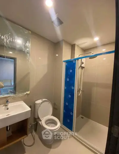 Modern bathroom with shower and sleek fixtures in a contemporary apartment.