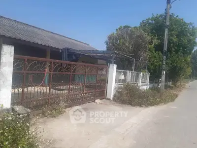 Charming rural property with gated entrance and spacious yard, ideal for countryside living.