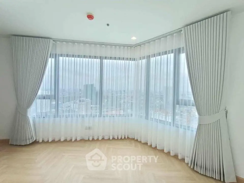 Spacious corner unit with panoramic city views and elegant floor-to-ceiling windows.