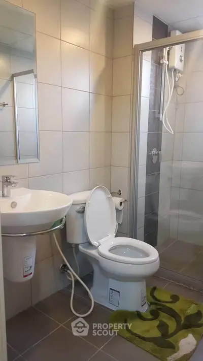 Modern bathroom with shower and sleek fixtures in a contemporary apartment.