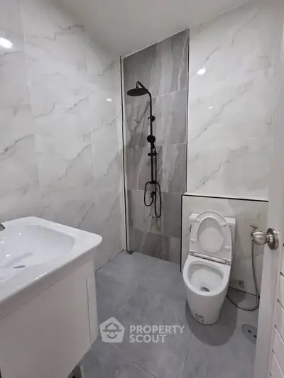 Modern bathroom with sleek fixtures and elegant tile design