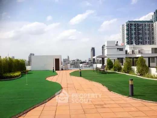 Stunning rooftop garden with city views and lush greenery, perfect for relaxation and leisure.