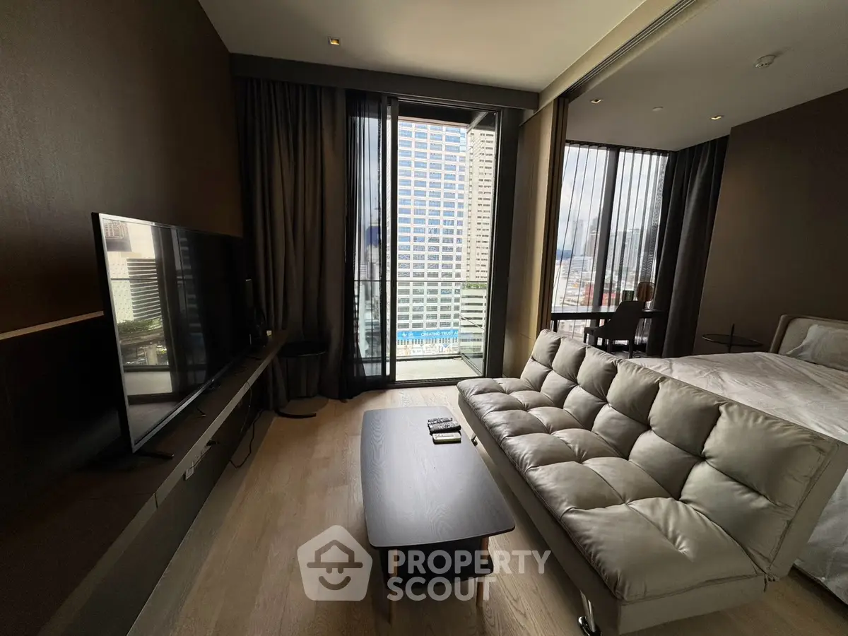 LINE_ALBUM_18370 Ashton Silom_260919_5.jpg