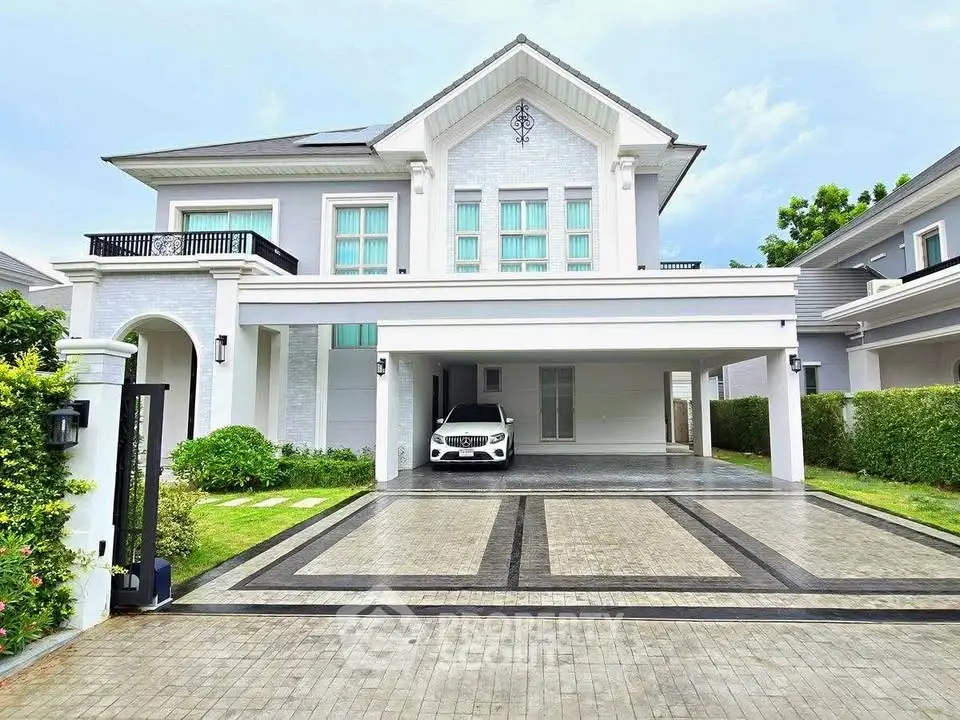 Luxurious modern house with spacious driveway and elegant facade, perfect for upscale living.
