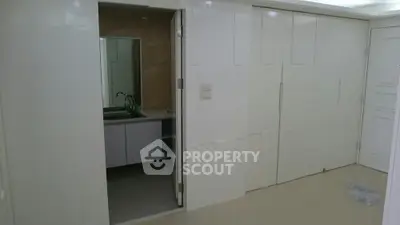  3 Bedrooms Condo at Somkid Gardens Condominium-5