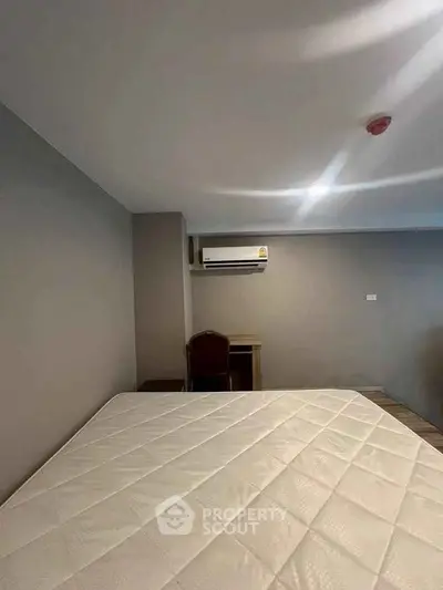 Spacious bedroom with air conditioning and modern furnishings, perfect for comfort and relaxation.