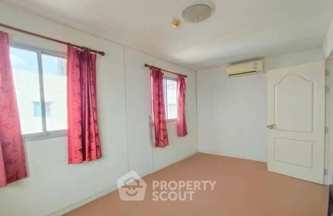 Spacious bedroom with natural light and air conditioning, ideal for comfort and relaxation.